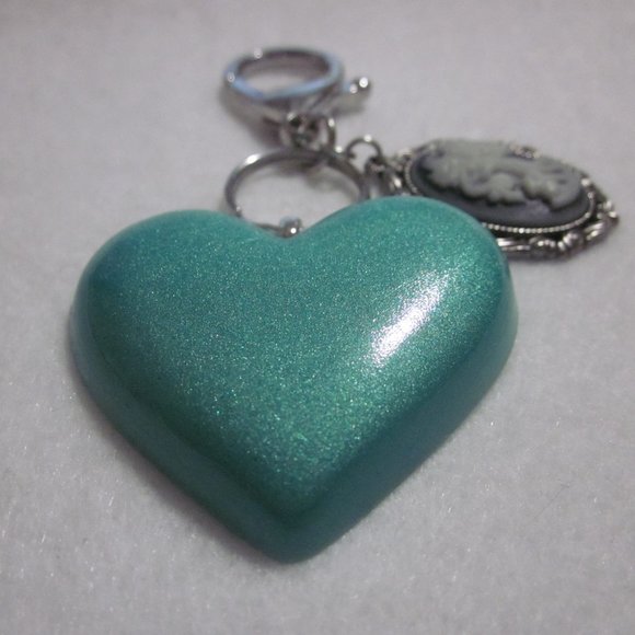 Green Heart Lady Skull Keychain - Picture 4 of 4